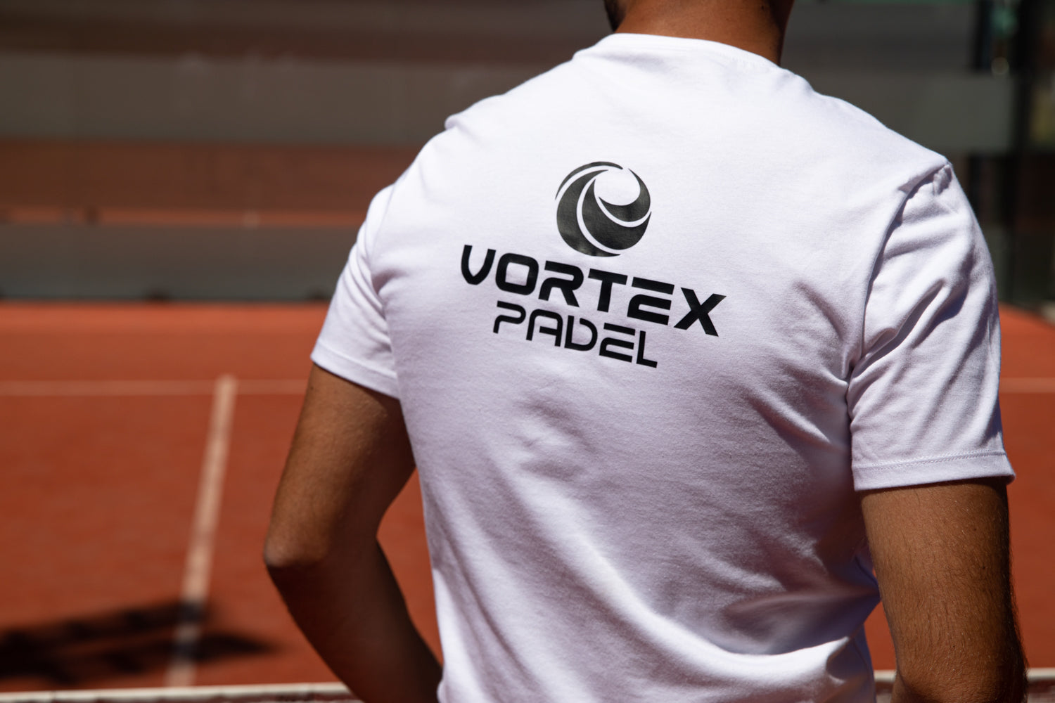 Joueur de padel avec un t-shirt Vortex Padel entrain de jouer un match de padel