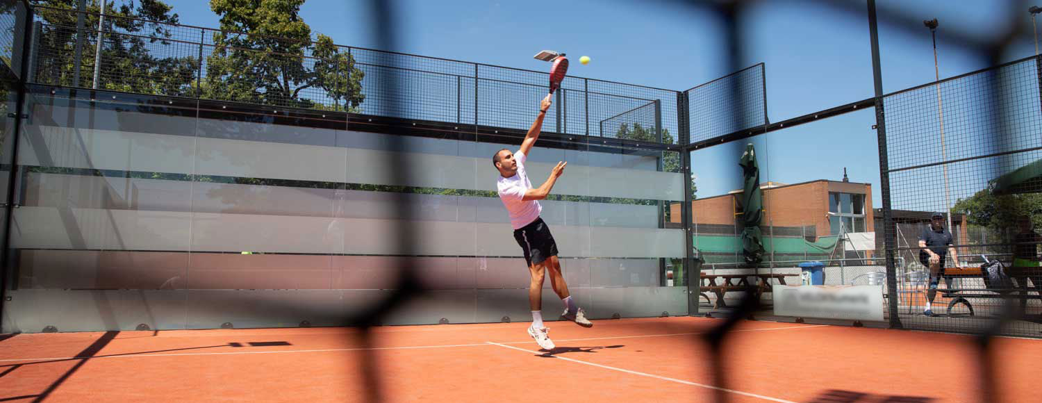 Joueur de padel frappant une balle en smash avec la raquette VRTX Pro sur un terrain à Morges en Suisse, Vortex Padel
