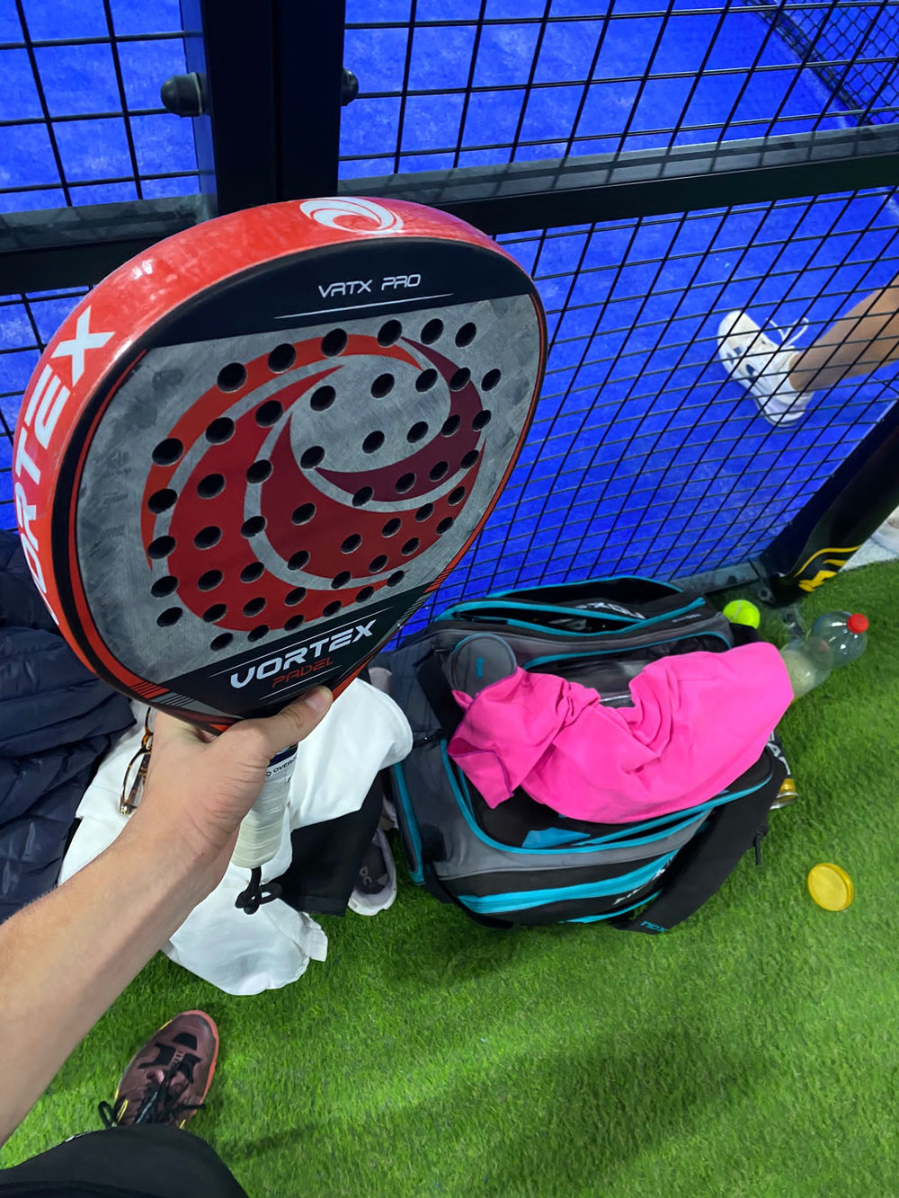 Image d'un client jouant avec la raquette VRTX pro