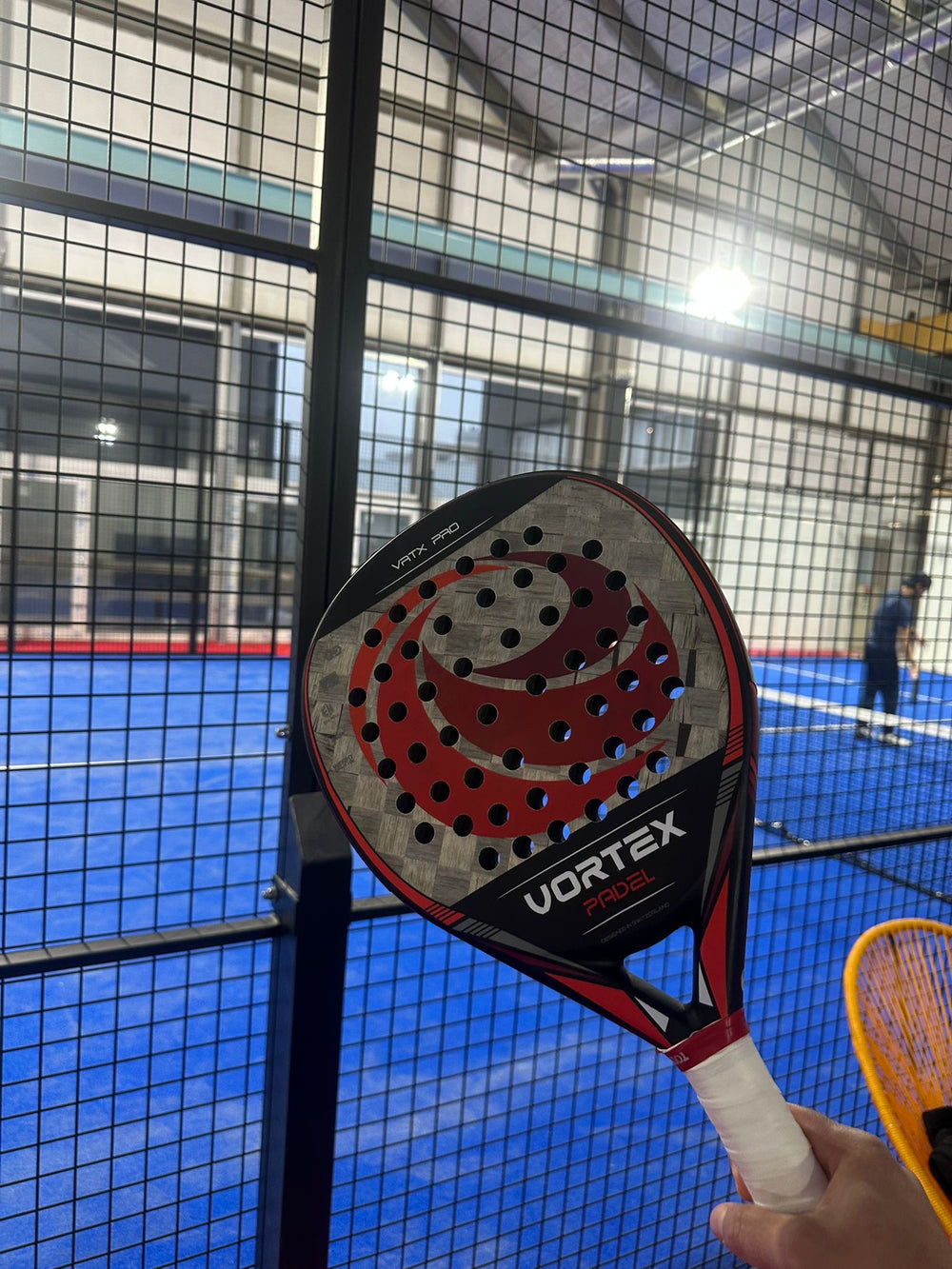 Image d'un client jouant avec la raquette VRTX pro
